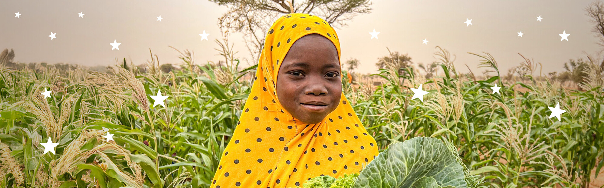 Mädchen im Feld mit Erntekorb Mädchen im Feld mit Erntekorb
